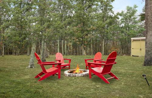 Cozy cabin w hot tub, fire pit & pet-friendly - Foto 40