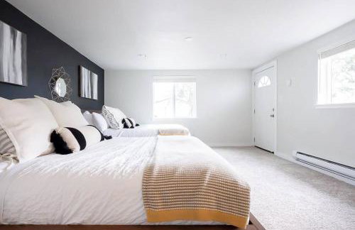 Stylish Modern Farmhouse wYard 10 mins from DT - Foto 61