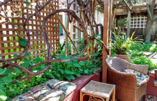 Summer-house OASIS on quiet street in ROCKRIDGE - Photo 18