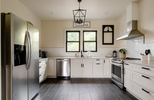 Stay Portland - Restored Farmhouse & Backyard Tiny House Village - Photo 7