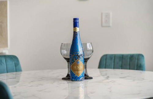 Charming 2BR Coastal Getaway in Pacifica - Photo 3