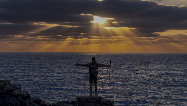 Contemplando o entardecer sobre o Atlântico