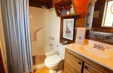 Private cabin on 100 scenic acres with balcony views - Foto 24