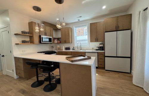 Sleek Avondale Condo Spa Bath 2 Bed King and Queen and Garage - Foto 7