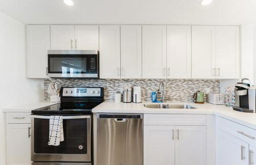 Modern Two Bedroom Suite with 2 King Beds Pool and Steps from the Beach - Foto 13