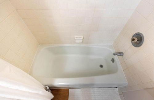 Workspace with Desk & Walkable to hospital & campus - Photo 21