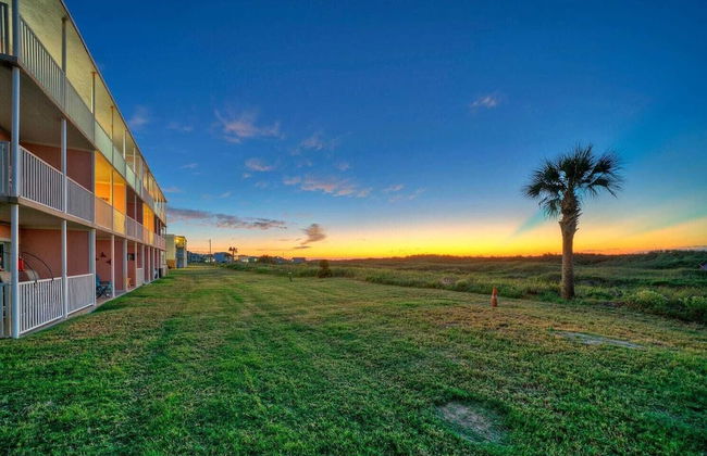 Oceanfront Condo w/ Private Balcony Pool + Tennis Bubbly Blew by Avantstay - Photo 29