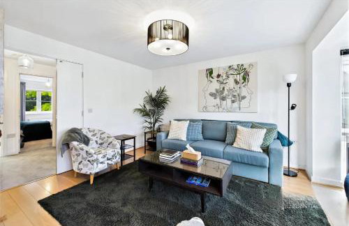 3 bed modern townhouse with self check in, sleeps 6, 35mins direct train to London Waterloo, zone 6 - Photo 19