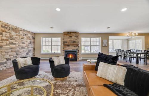 Luxe Lrg Pocono House for 18 Hot Tub/Gameroom/Pool - Foto 77