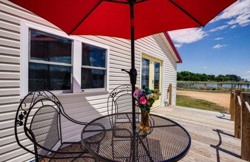 Dock Access Waterfront Cottage in Avenue! - Foto 2