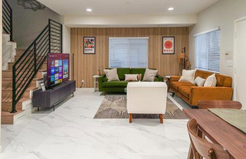 Spacious Disneyland Getaway I Game Room, King Suites & EV Access I Sleeps 14 - Foto 3