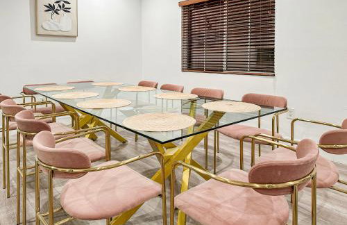 Modern 5-bedroom House FREE parking - Foto 16