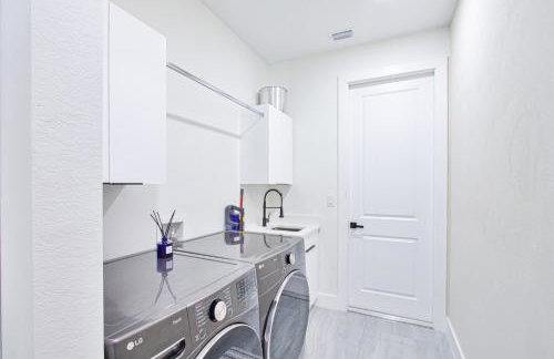 Luxurious Waterfront Home with Heated Pool and Jacuzzi - Foto 17