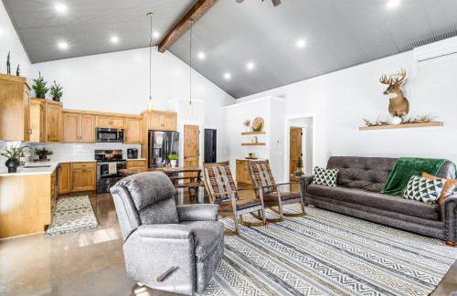 Family Retreat with Fire Pit and Yard in Mineral City - Foto 8