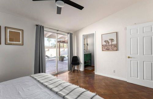 Stylish Mid-Century Oasis with Pool - Foto 36