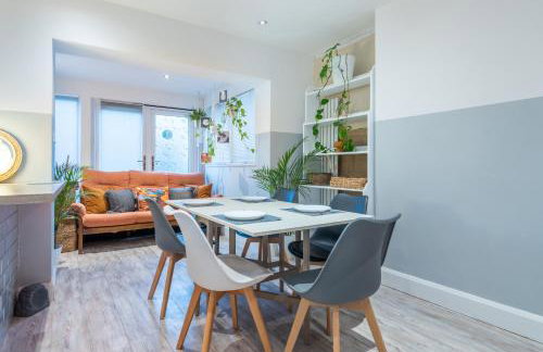 Bright & Stylish 4-Bed Home in the Heart of Morden - Photo 48