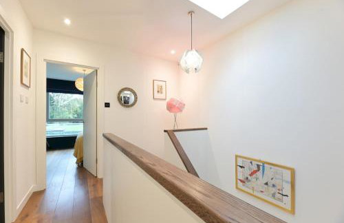 Architect-Designed Luxury Retreat 3BR Chessington - Pass the Keys - Photo 22