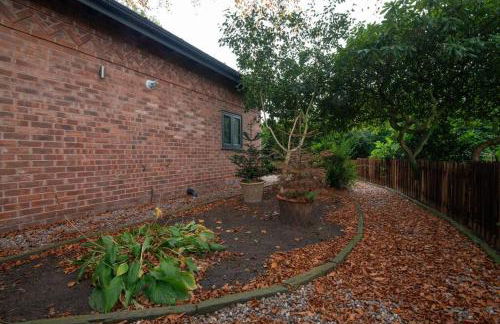 Luxury Coach house next to woodland in Knutsford - Photo 32