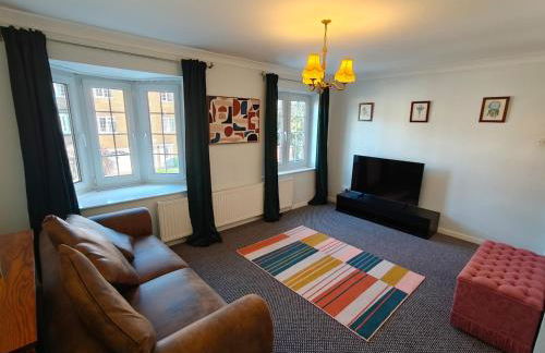 Timeless 2 Bedroom Townhouse Near The City Centre With Drive Parking - Photo 1