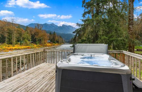 Riverfront Retreat Hot Tub Sauna Yard Gazebo and VIEWS - Foto 9