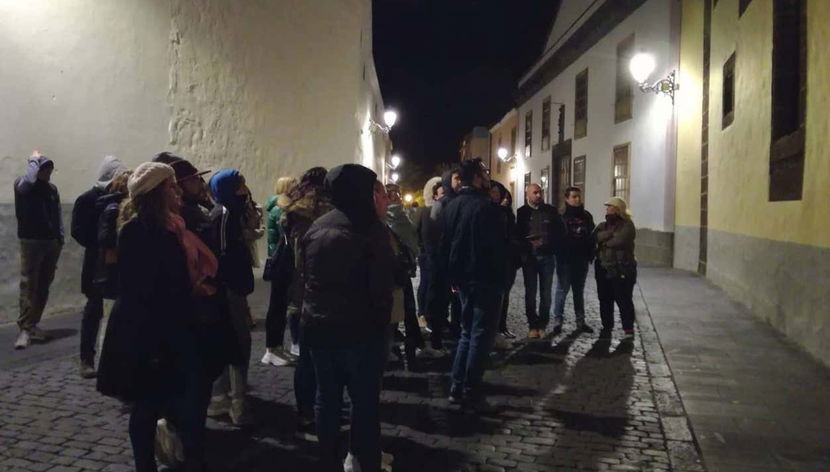 Tour de los misterios y leyendas de La Laguna - Foto 2, Atendiendo a las explicaciones del guía