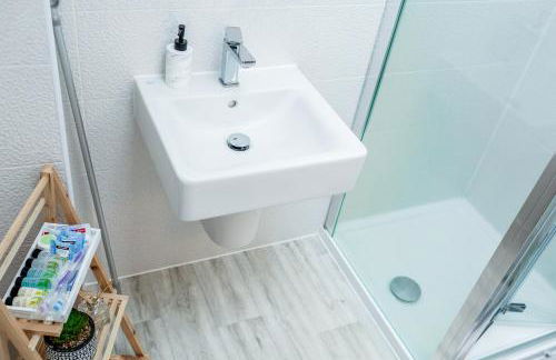 Beautifully Fab 3 bedroom 4 beds New home 8 guests Stretford Trafford - Foto 28