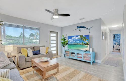 Eagle's Way with Firepit Heated Pool and Sunroom Near BEACH - Foto 2