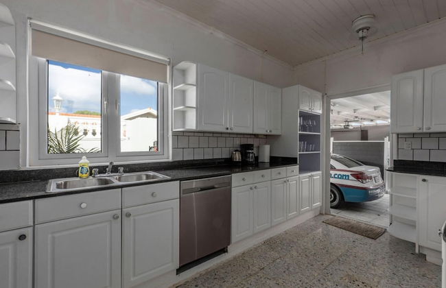 3BR Home w Pool in Downtown 5min Walk 2 Beach - Foto 3