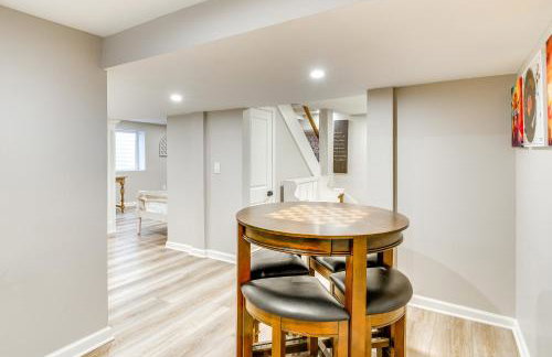 Screened Patio and Fire Pit Modern Westerville Home - Foto 10