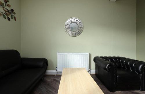 Modern Comfort 4 Bedrooms and Great Location - Foto 9