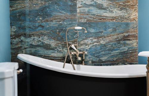 Central Whitchurch - Lowcross House Guest Bedroom 1 - Photo 17