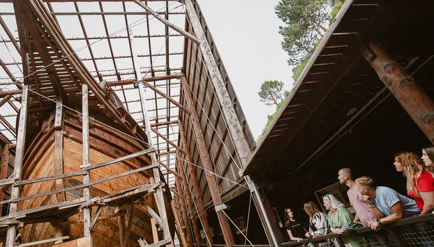 Vendo a reconstrução do antigo baleeiro "San Juan"