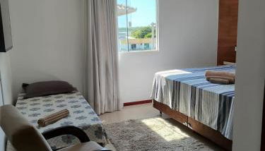 Terraço Familiar , 2 quartos com ar condicionado, 2 banheiros, churrasqueira a carvão , wi-fi, vaga para 2 carros suporta até 7 pessoas - Foto 3