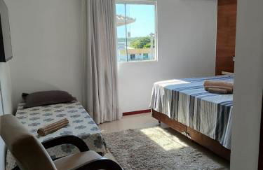 Terraço Familiar , 2 quartos com ar condicionado, 2 banheiros, churrasqueira a carvão , wi-fi, vaga para 2 carros suporta até 7 pessoas - Foto 3