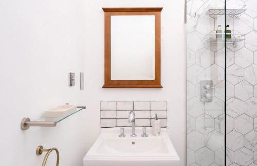 Signature Beachfront Home, Panoramic Sea Views & Marble Fireplace - Foto 23