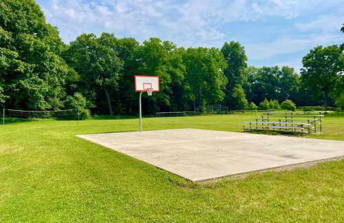 Spacious King Bed Suite at Antique Store - Foto 27
