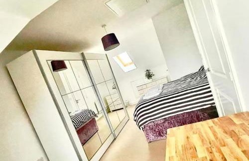 Family-Friendly 4-Bedroom House in Moston with Parking and Garden - Foto 31