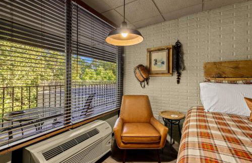 Stonegate Lodge 2 Queen Beds WIFI 50in Roku TV Salt Water Pool Room #105 - Photo 19