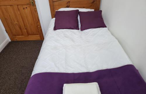 Entire 3 bedroom home with Parking in Welling, London, UK - Photo 40