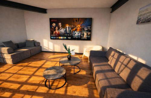 Central Apt With Balcony - Walk to Bars & Stations - Foto 5