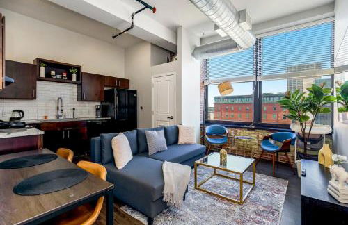 Classy 2BR-Parking, Rooftop,Near Arrowhd & TMobile - Photo 2