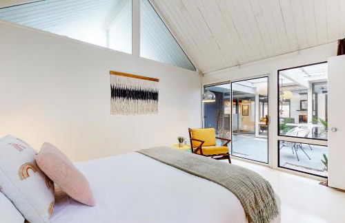 Mid-Century Marvel - Photo 17