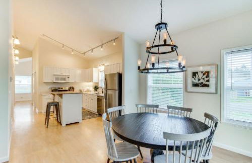 Steps to Beach! Airy Coastal Escape with Deck - Foto 7