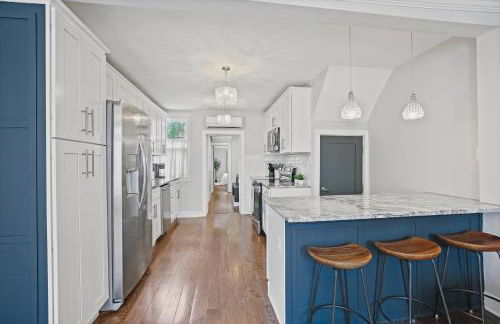 Charming 4BR with Private Patio and Historic Row Downtown - Foto 7