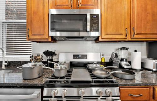 Luxury 4-BR with Free Parking in Heart of DC - Steps to Metro - Photo 44