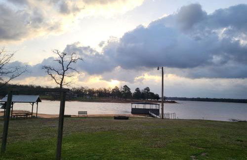 Charming Cabin with Private Dock on Lake for Lovely Family Glamping Near Oklahoma City - Foto 11