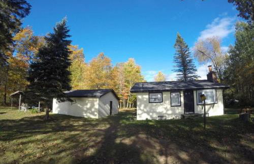 Secluded Lake Cottage Rental with a Dock and a Game Room in Hale, Michigan - Foto 32