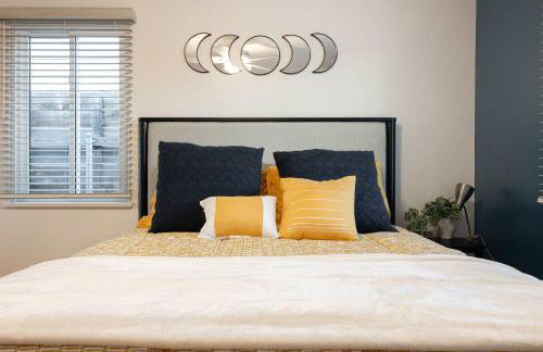 10 Min to the Beach Colorful Home Huge Yard - Foto 22