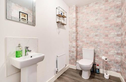 Bright 4 Bedroom Home in Walsall, Free Parking and for EVs - Foto 49