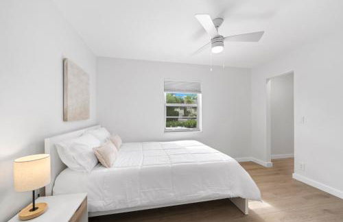 M Lake Worth Beach - Modern Villas Near West Palm Beach, Chic Retro Vibes, King Bed, Cozy Backyard, BBQ, Workspace, High-Speed Internet, Free Parking, 5 Minutes to Downtown & Beach - Foto 20